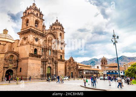 Esterno della Chiesa della Società di Gesù (Iglesia de la Companía de Jesús) su Plaza de Armas, Cusco, Valle Sacra, Perù Foto Stock