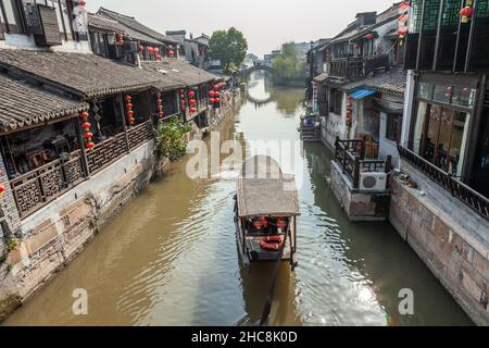 Gita in barca sui canali del villaggio d'acqua di Xitang, Cina Foto Stock