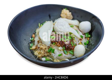 Vista dall'alto di Noodles con palle di pesce, fuoco selettivo Foto Stock