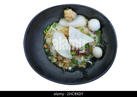 Vista dall'alto di Noodles con palle di pesce, fuoco selettivo Foto Stock