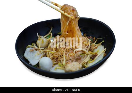 Vista dall'alto di Noodles con palle di pesce, fuoco selettivo Foto Stock