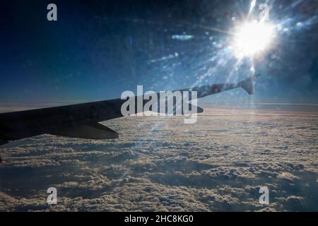 Fissare il sole, visto da un aereo di linea, sopra le nuvole, su un volo da Monaco a Cipro Foto Stock