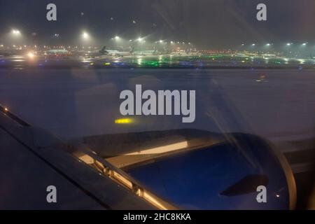 Aeroporto di Monaco di notte, visto da un aereo di atterraggio, in inverno, Monaco, Germania Foto Stock