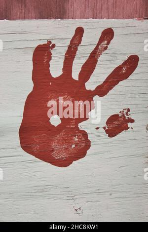 Vecchia tavola di legno dipinta con la stampa a mano di una mano sinistra. Foto Stock