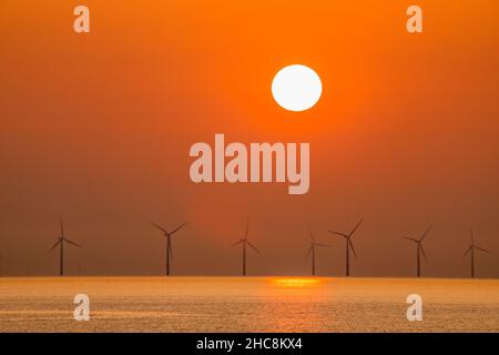 Tramonto sulla fattoria eolica offshore Gwynt-y-Môr, Colwyn Bay, Galles del Nord Foto Stock