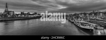 Immagine panoramica in bianco e nero dello skyline di Maastricht con vista sul ponte Sint Servaas, la compagnia di barche e la trendy Wyck Foto Stock