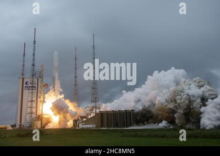 Il lancio del razzo Ariane 5 di Arianespace con il telescopio spaziale James Webb della NASA a bordo, sabato 25 dicembre 2021, dalla zona di lancio ELA-3 dello Spaceport europeo presso il Guiana Space Center di Kourou, Guiana. Il telescopio spaziale James Webb (a volte chiamato JWST o Webb) è un grande telescopio a infrarossi con uno specchio primario di 21,3 metri (6,5 piedi). L'osservatorio studierà ogni fase della storia cosmica, dall'interno del nostro sistema solare alle galassie osservabili più lontane dell'universo primitivo. Foto NASA di Bill Ingalls/UPI Foto Stock