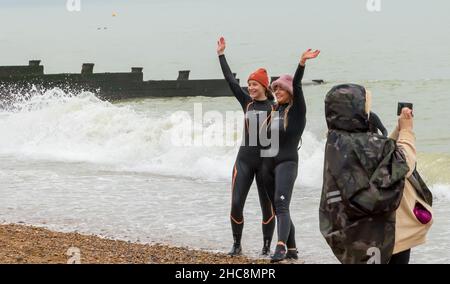 Eastbourne, East Sussex, Regno Unito. 26th Nov 2021. Le anime coraggiose prendono parte a un tuffo di Boxing day in mare a Eastbourne per raccogliere soldi per la RNLI. Gli equipaggi di Eastbourne RNLI sono due delle stazioni più trafficate del Regno Unito Credit: Newspics UK South/Alamy Live News Foto Stock