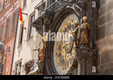 Praga, Repubblica Ceca - 16 giugno 2013: Orologio astronomico di Praga. Figure di astronomo e Chronicler. Foto Stock