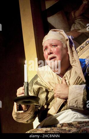 Gareth Hale (Scrooge) in A CHRISTMAS CAROL by Dickens at the Arts Theatre, London WC2 25/11/2009 un libro di adattamento musicale & testi: Susie McKenna musica & testi: Steven EDIS design: Lotte Collett Lighting: David Howe regista: Susie McKenna Foto Stock