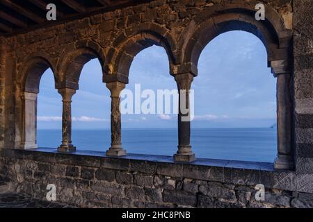 Vista sul mare attraverso la chiesa romanica di San Pietro a Porto Venere, Golfo dei Poeti, provincia di la Spezia, Liguiria, Italia Foto Stock