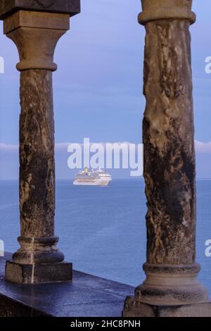 Vista sul mare attraverso la chiesa romanica di San Pietro a Porto Venere, Golfo dei Poeti, provincia di la Spezia, Liguiria, Italia Foto Stock