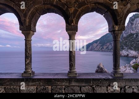 Vista sul mare attraverso la chiesa romanica di San Pietro a Porto Venere, Golfo dei Poeti, provincia di la Spezia, Liguiria, Italia Foto Stock