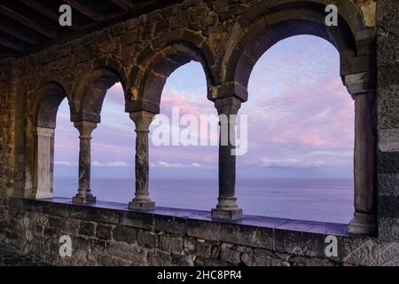 Vista sul mare attraverso la chiesa romanica di San Pietro a Porto Venere, Golfo dei Poeti, provincia di la Spezia, Liguiria, Italia Foto Stock