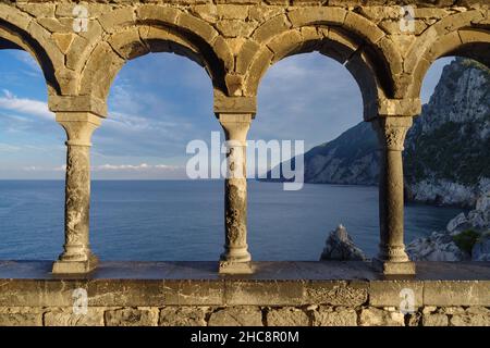 Vista sul mare attraverso la chiesa romanica di San Pietro a Porto Venere, Golfo dei Poeti, provincia di la Spezia, Liguiria, Italia Foto Stock