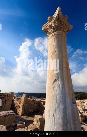 Le rovine del tempio di Kourion, antica città-stato greca sulla costa sud-occidentale di Cipro, Mediterraneo orientale Foto Stock