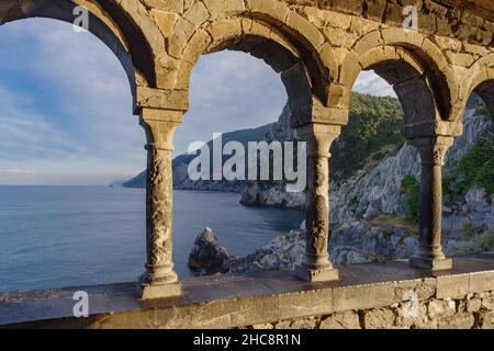 Vista sul mare attraverso la chiesa romanica di San Pietro a Porto Venere, Golfo dei Poeti, provincia di la Spezia, Liguiria, Italia Foto Stock