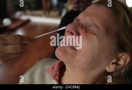 Parigi, Francia. 26th Dic 2021. Un residente autoamministra un auto-test dell'antigene del Coronavirus (2019-nCoV) in patria il 26 dicembre 2021 a Parigi, Francia. Le infezioni da coronavirus continuano ad aumentare con più di 104.611 nuovi casi sono stati riportati nel rapporto 24h la Francia HA autorità sanitaria. Il governo francese ha recentemente annunciato una serie di misure sanitarie per prevenire la diffusione della variante altamente contagiosa di Omicron. (Foto di Paulo Amorim/Sipa USA) Credit: Sipa USA/Alamy Live News Foto Stock