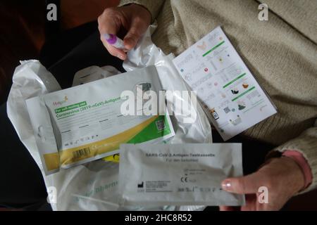 Parigi, Francia. 26th Dic 2021. Un residente prepara a casa il kit di auto-test per l'antigene Coronavirus (2019-nCoV) il 26 dicembre 2021 a Parigi, Francia. Le infezioni da coronavirus continuano ad aumentare con più di 104.611 nuovi casi sono stati riportati nel rapporto 24h la Francia HA autorità sanitaria. Il governo francese ha recentemente annunciato una serie di misure sanitarie per prevenire la diffusione della variante altamente contagiosa di Omicron. (Foto di Paulo Amorim/Sipa USA) Credit: Sipa USA/Alamy Live News Foto Stock