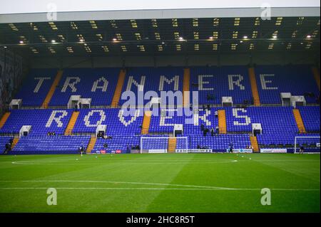 BIRKENHEAD, UK DEC 26th il Kop al Prenton Park durante la partita della Sky Bet League 2 tra Tranmere Rovers e Barrow al Prenton Park, Birkenhead domenica 26th dicembre 2021. (Credit: Ian Charles | MI News) Credit: MI News & Sport /Alamy Live News Foto Stock