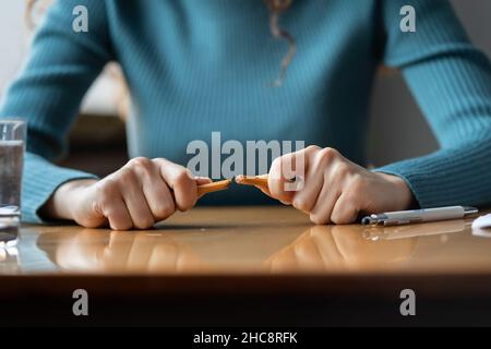 Un dipendente oltraggiato che rompe la matita sul posto di lavoro. Una donna d'affari arrabbiata soffre di un collasso nervoso Foto Stock