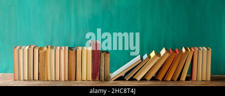 riga di libri, istruzione, apprendimento, concetto di lettura, panorama, spazio di copia gratuito Foto Stock