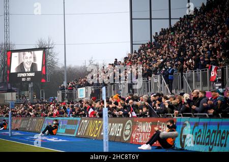 I tifosi prendono parte a un applauso a pochi minuti per l'ex direttore dei Saraceni Stephen Thomas durante la Gallagher Premiership allo StoneX Stadium di Londra. Data foto: Domenica 26 dicembre 2021. Foto Stock