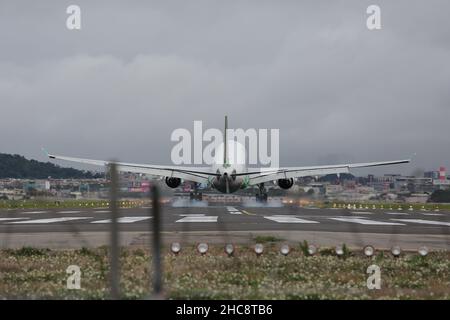 B-16335 EVA Airways Airbus A330-300 sta atterrando all'Aeroporto di Taipei Songshan (TSA). Foto Stock