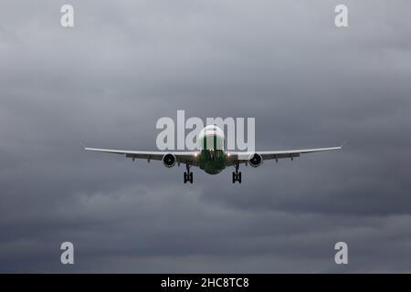 B-16335 EVA Airways Airbus A330-300 sta atterrando all'Aeroporto di Taipei Songshan (TSA). Foto Stock