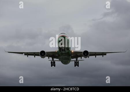 B-16335 EVA Airways Airbus A330-300 sta atterrando all'Aeroporto di Taipei Songshan (TSA). Foto Stock