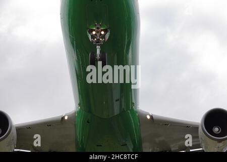 B-16335 EVA Airways Airbus A330-300 sta atterrando all'Aeroporto di Taipei Songshan (TSA). Foto Stock