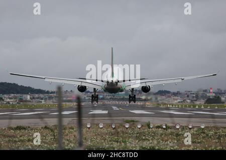 B-16335 EVA Airways Airbus A330-300 sta atterrando all'Aeroporto di Taipei Songshan (TSA). Foto Stock