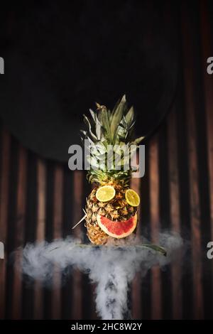 Hookah esotico. Hookah su sfondi con fumo. Hookah al gusto di frutta, in un tasto basso. Foto Stock