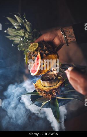 Hookah esotico. Hookah su sfondi con fumo. Hookah al gusto di frutta, in un tasto basso. Foto Stock