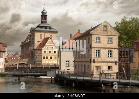 Vista sul vecchio municipio (Altes Rathaus) su un'isola sopra il Regnitz, a Bamberga, Germania Foto Stock