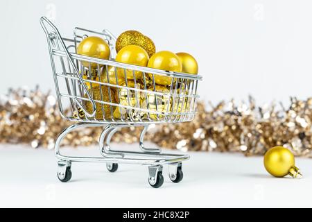 Carrello pieno di baubles di Natale, ornamento di Natale composizione. Foto Stock