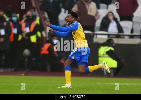 London Stadium, Londra, Regno Unito. 26th Dic 2021. Premier League Football West Ham versus Southampton; Kyle Walker-Peters di Southampton celebra l'obiettivo di Mohamed Elyooussi per il 0-1 nel 8th minuti di credito: Action Plus Sports/Alamy Live News Foto Stock