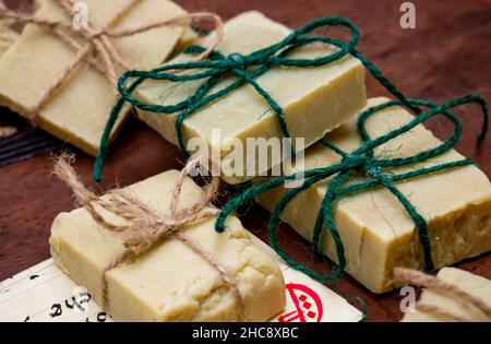 ricetta artigianale del sapone fatto a mano, saponi assortiti sul tavolo Foto Stock