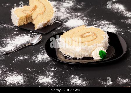 Gustoso rotolo di dolci bianchi, dessert colombiano tradizionale Foto Stock