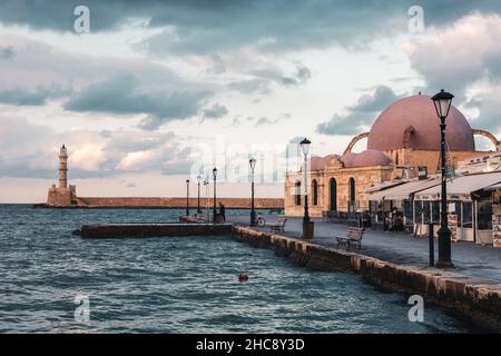 Faro e Moschea di Hassan Pascha al porto veneziano nella città vecchia di Chania - Isola di Creta, Grecia Foto Stock