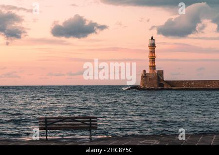 Tramonto al faro del porto veneziano nella città vecchia di Chania - Isola di Creta, Grecia Foto Stock