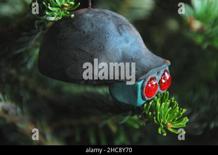 Primo piano di una casa fatto Virtual Reality testa ingranaggio ornamento appeso sul mio albero di Natale. Creato durante i primi giorni del settore. Foto Stock