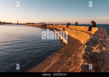 Bellissimo tramonto sulla banchina al porto veneziano nella città vecchia di Chania - Isola di Creta, Grecia Foto Stock