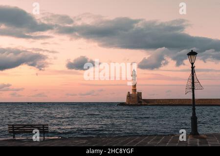 Bellissimo tramonto rosso al faro del porto veneziano nella città vecchia di Chania - Isola di Creta, Grecia Foto Stock