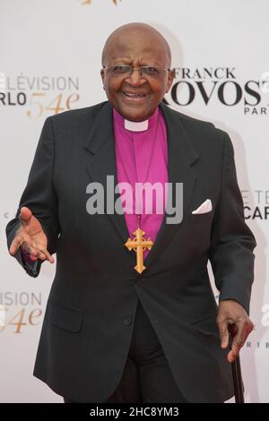 FILE: 26th dic 2021. Desmond Tutu passa via. Foto scattata: Padre Desmond Tutu arriva alla prima proiezione mondiale del film "Bambini della luce" al Monte Carlo TV Festival 54th a Monte Carlo, Monaco, il 8 giugno 2014. Photo by Marco Piovanotto/ABACAPRESS.COM Credit: Abaca Press/Alamy Live News Foto Stock