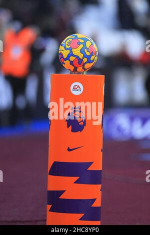 Londra, Regno Unito. 26th Dic 2021. La palla di incontro è visto sul suo zoccolo prima di calciare. Premier League Match, West Ham Utd v Southampton al London Stadium, Queen Elizabeth Olympic Park a Londra il giorno di Santo Stefano, domenica 26th dicembre 2021. Questa immagine può essere utilizzata solo a scopo editoriale. Solo per uso editoriale, licenza richiesta per uso commerciale. Nessun uso in scommesse, giochi o un singolo club/campionato/player pubblicazioni. pic di Steffan Bowen/Andrew Orchard sport fotografia/Alamy Live news credito: Andrew Orchard sport fotografia/Alamy Live News Foto Stock