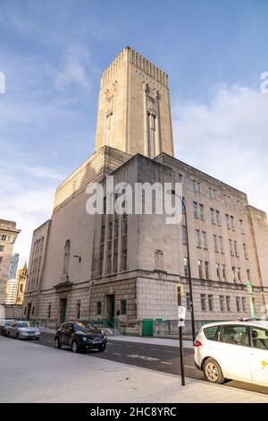 Foto verticale dell'edificio George's Dock a Liverpool, Regno Unito Foto Stock