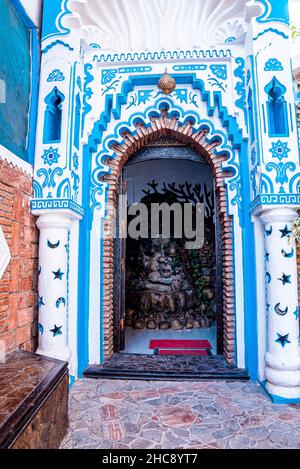 Decorazioni astratte ornate all'interno di un tradizionale ingresso ad arco dell'edificio Foto Stock