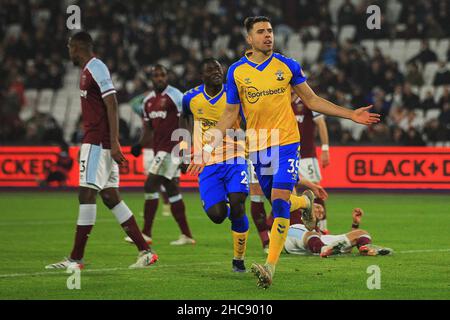 Londra, Regno Unito. 26th Dic 2021. Jan Bednarek di Southampton festeggia dopo aver segnato il terzo gol delle sue squadre. Premier League Match, West Ham Utd v Southampton al London Stadium, Queen Elizabeth Olympic Park a Londra il giorno di Santo Stefano, domenica 26th dicembre 2021. Questa immagine può essere utilizzata solo a scopo editoriale. Solo per uso editoriale, licenza richiesta per uso commerciale. Nessun uso in scommesse, giochi o un singolo club/campionato/player pubblicazioni. pic di Steffan Bowen/Andrew Orchard sport fotografia/Alamy Live news credito: Andrew Orchard sport fotografia/Alamy Live News Foto Stock