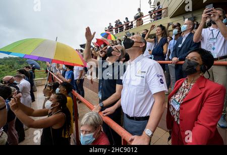 Kourou, Guyana francese. 25 dicembre 2021. Il Direttore Generale dell'Agenzia spaziale europea, Dr. Josef Aschbacher, a sinistra, e l'Amministratore associato della NASA per la direzione della Missione scientifica Thomas Zurbuchen, a destra, guardano il razzo Arianespace Ariane 5 con il telescopio spaziale James Webb della NASA a bordo, che si disbada dal Guiana Space Center, 25 dicembre 2021 a Kourou, Guiana. Credit: Bill Ingls/NASA/Alamy Live News Foto Stock